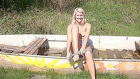 Hot milf gets her pussy eaten by teamwork