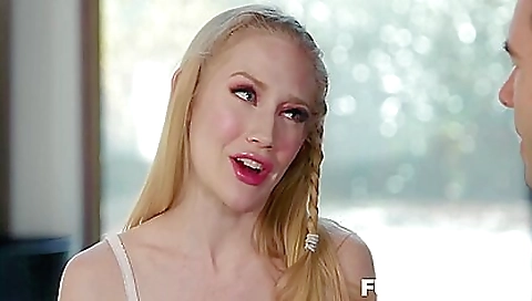 Sultry babe shows off her sexy feet