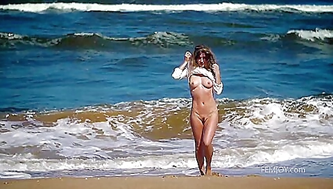 Sexy youngervanna grasp in the kitchen