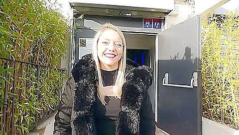 Milf gets a lesson from the pussy